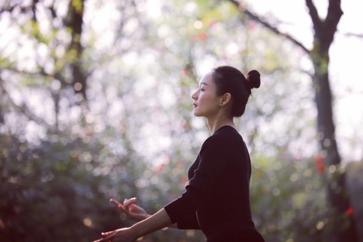 用听觉、触觉与手语互补呈现桂花盛景，把无障