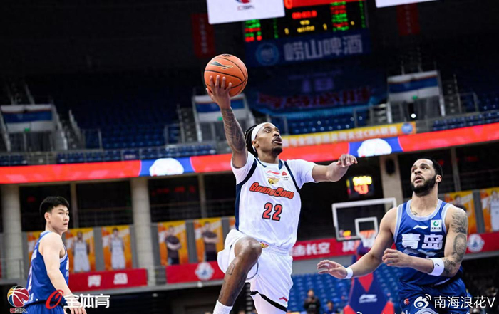 广东男篮末节大逆转 麦考尔独木难支国内球员成