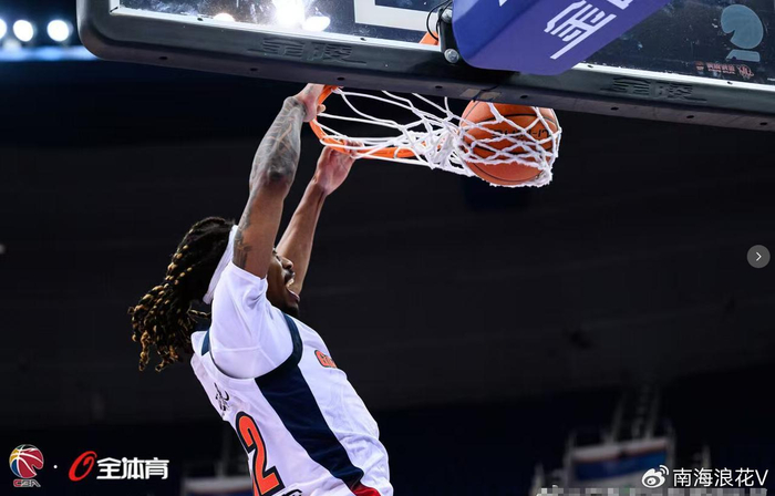 广东男篮末节大逆转 麦考尔独木难支国内球员成