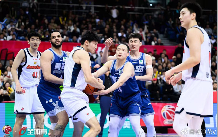 广东男篮末节大逆转 麦考尔独木难支国内球员成