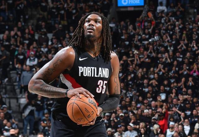 开拓者逆转马刺替补中锋罗伯特-威廉姆斯关键空