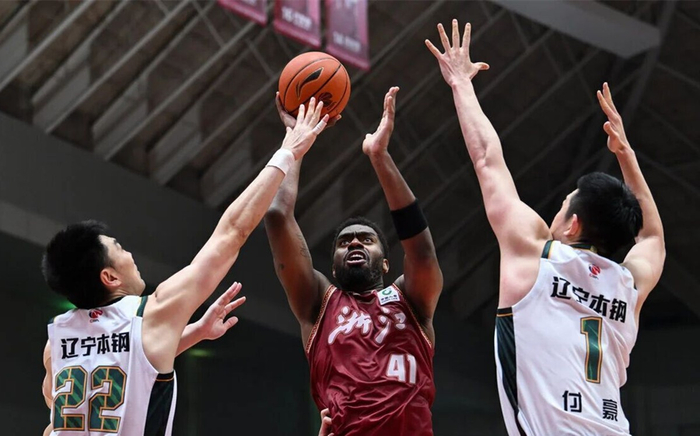 辽宁男篮常规赛末期策略调整：从冲八强转向排