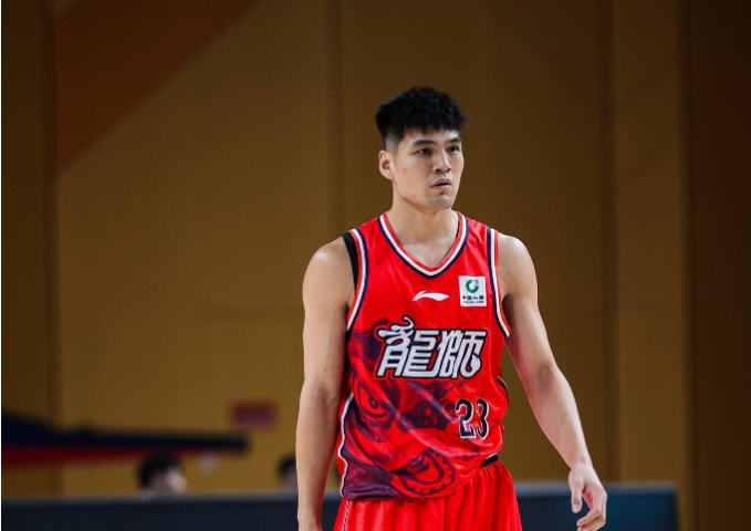 陈国豪因回避条款缺席对阵北控比赛 交易背景引