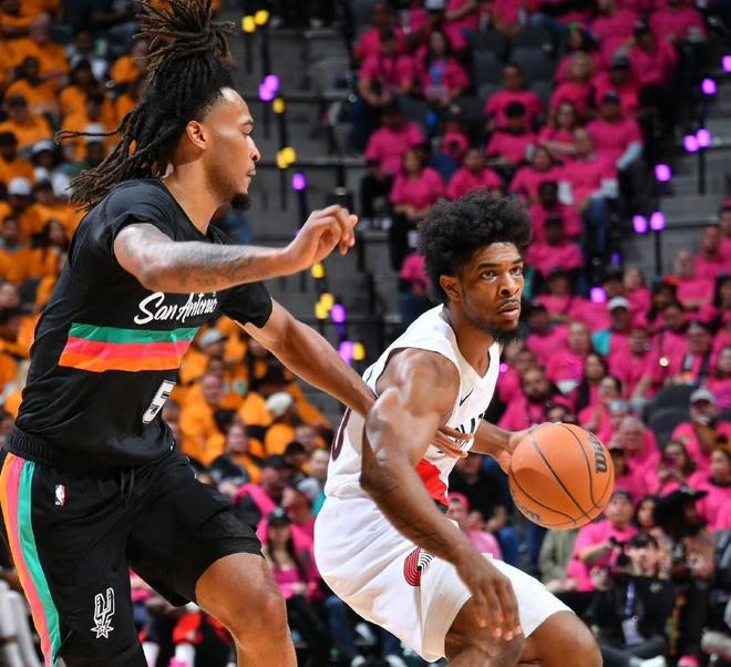 马刺大胜开拓者 文班亚马创队史季后赛首秀得分