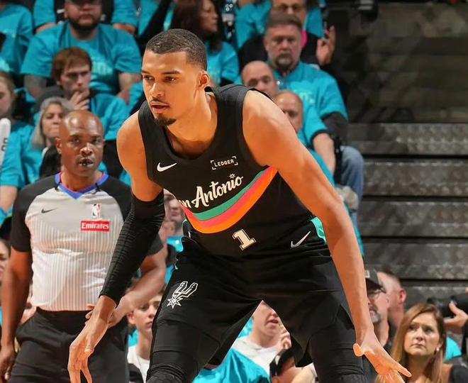 马刺大胜开拓者 文班亚马创队史季后赛首秀得分