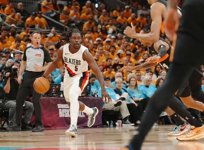 马刺大胜开拓者 文班亚马创队史季后赛首秀得分