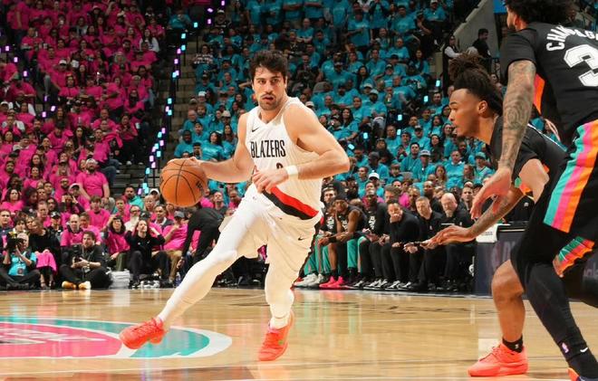 马刺大胜开拓者 文班亚马创队史季后赛首秀得分